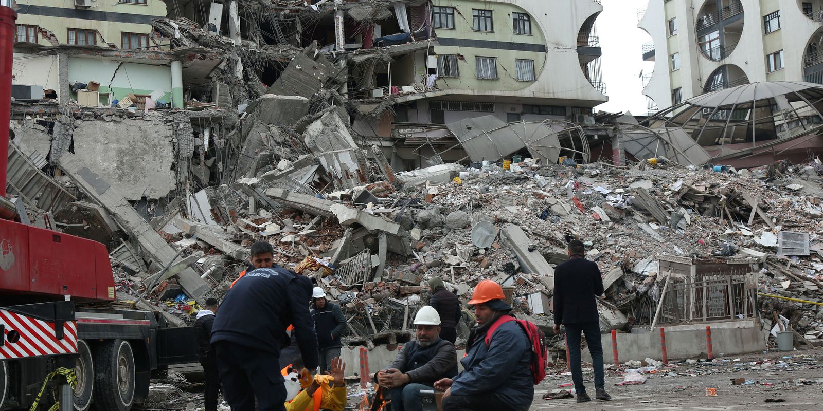 Moradores de Diyarbakir rezam por desaparecidos após terremoto